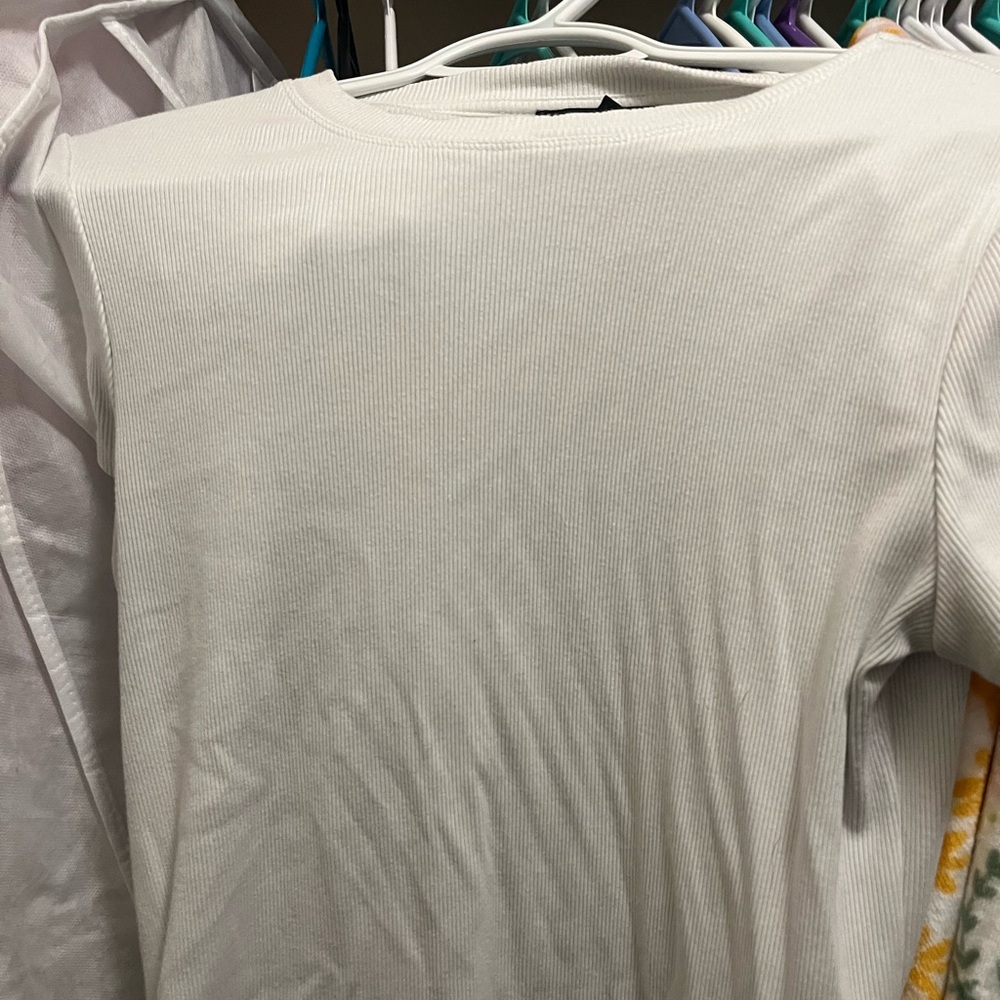 Tahari women’s  short  Sleeve ribbed White Tee